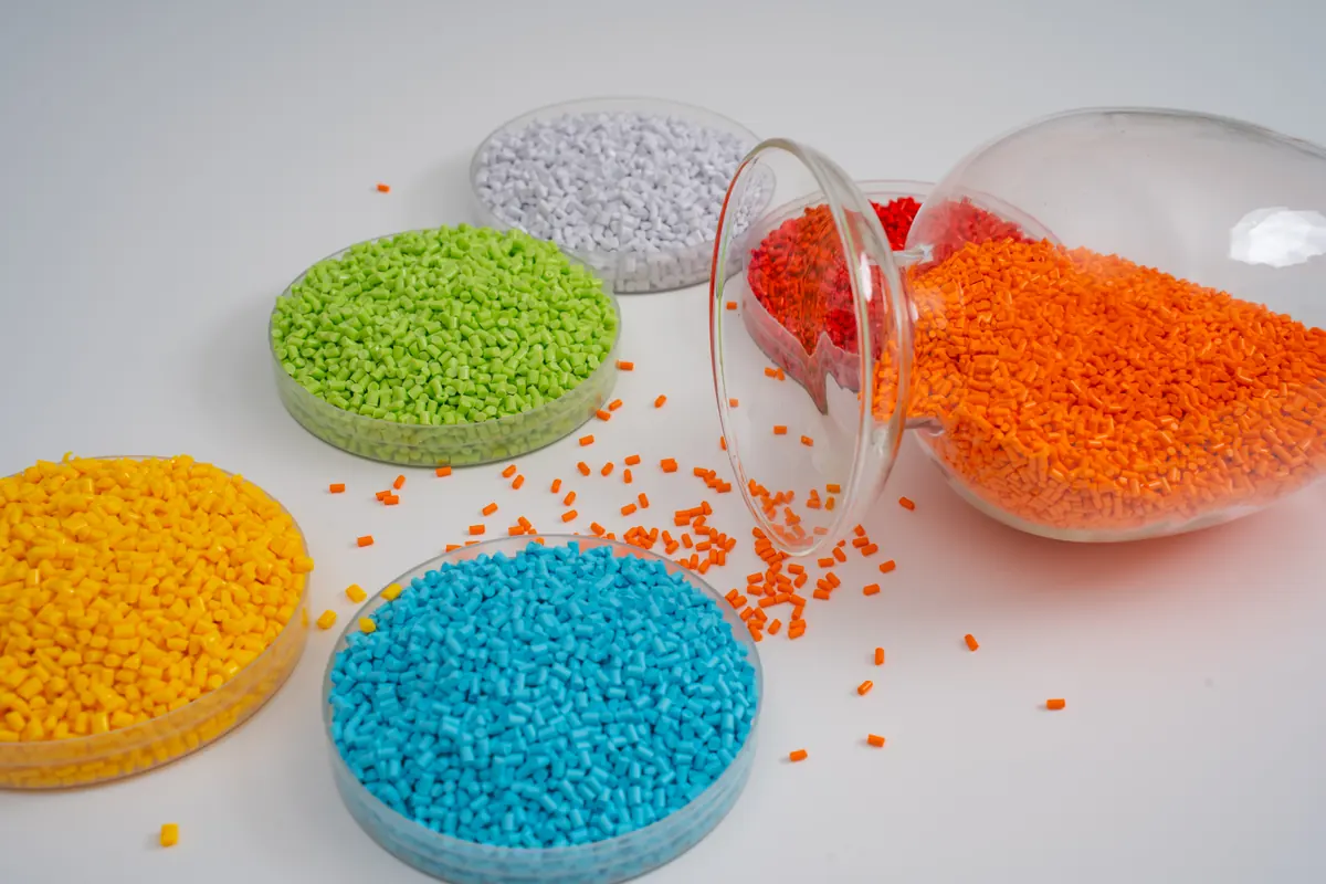 Color masterbatch pellets for plastic coloring applications